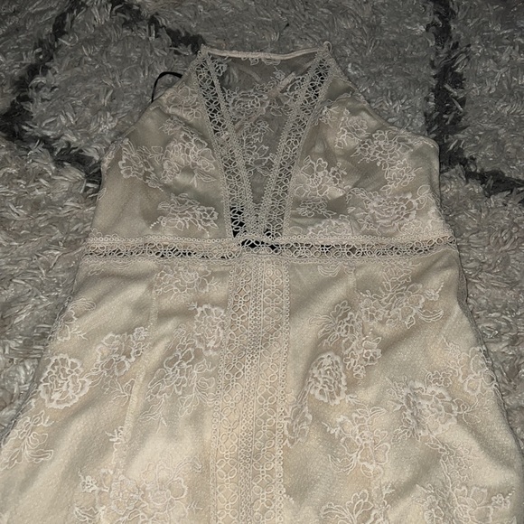 NUDE WOVEN MINI DESS W/ LACE & EMBROIDERED FLOWER PRINT - Picture 3 of 6